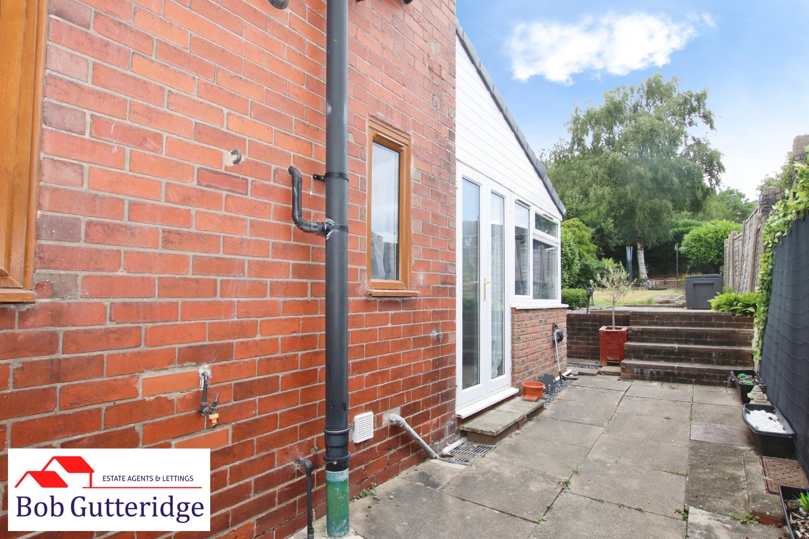 ENCLOSED REAR GARDEN